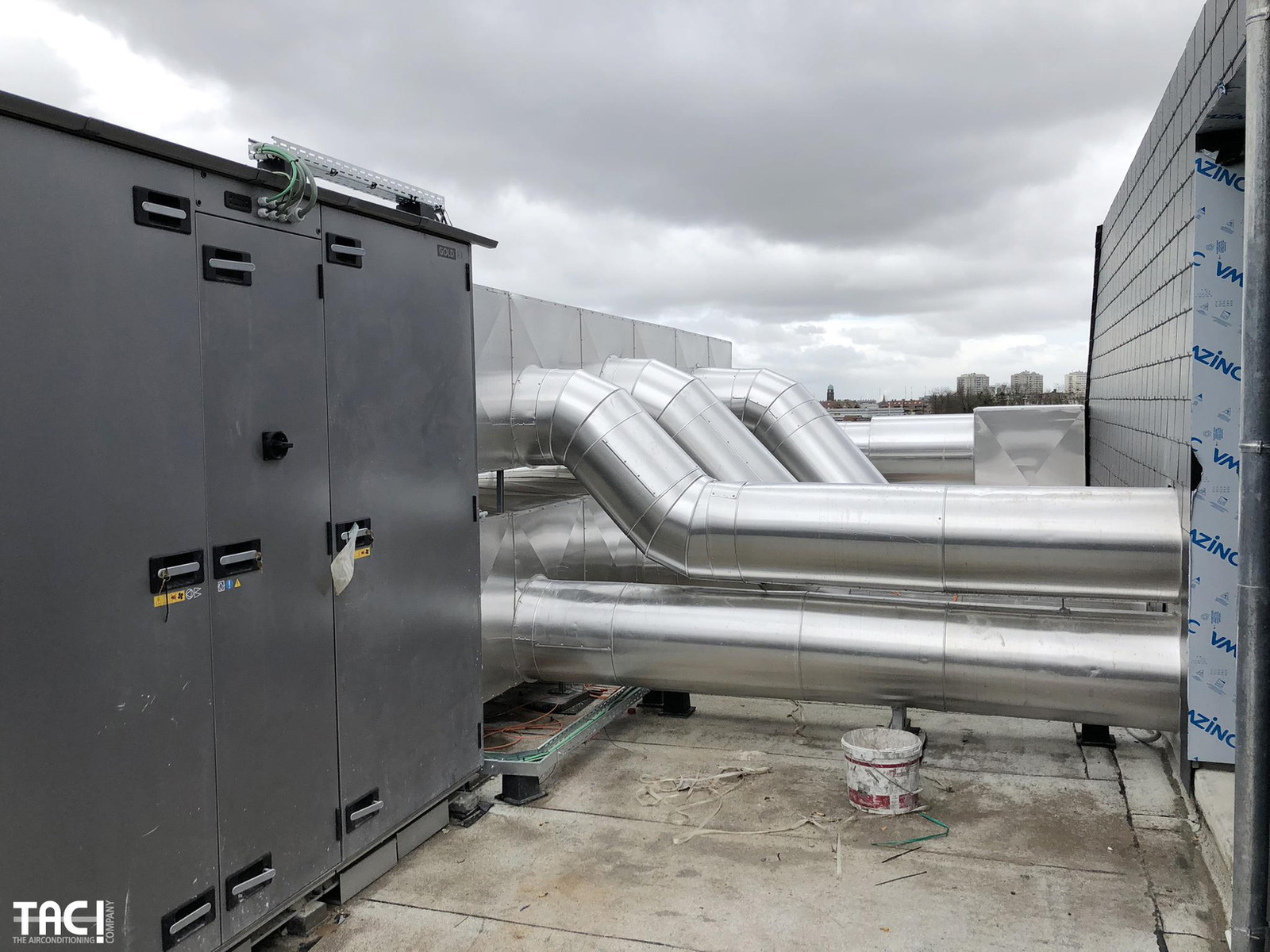 Ventilatiekanalen op het dak van het Sint-Ursula-instituut